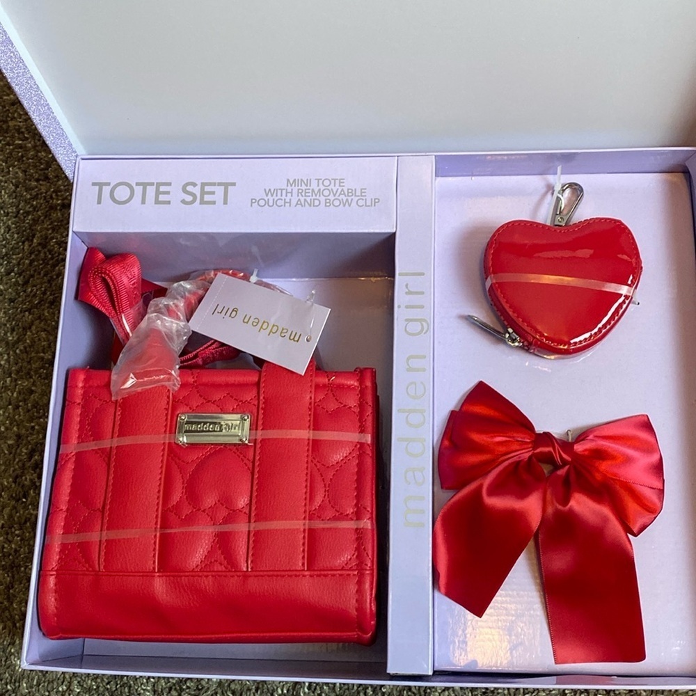 Madden Girl Tote Set Mini Tote Heart Pouch Bow Clip Red Hearts NWT
